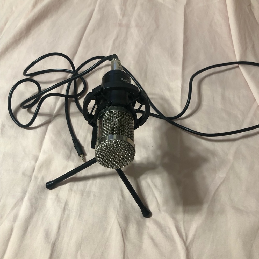TZUMI MICROPHONE W/ STAND
